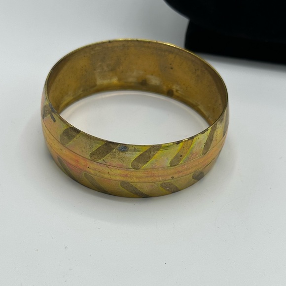 Vintage brass and copper bangle. 1in wide, 2.75 inner. 12grams - Picture 2 of 7